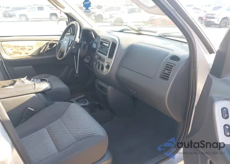 2003 Ford Escape Xlt z USA, uszkodzony, nr VIN 1FMYU93183KB81224